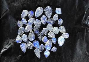 Talla artesanal de piedra lunar arcoíris. Hermosa hoja de piedra lunar arcoíris hecha a mano. - Product Image 1
