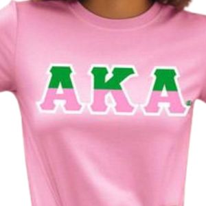 เสื้อยืดสีชมพู AKA สำหรับผู้หญิง เสื้อยืดแขนสั้นพร้อมตัวอักษร AKA ภาษากรีก เสื้อยืดลำลองสำหรับฤดูร้อนสำหรับวิทยาลัย เสื้อผ้าชมรมนักศึกษา - Product Image 3
