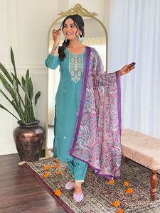 Ensemble tendance pour femme : Kurti droit en viscose Chanderi bleu sarcelle brodé avec pantalon Chanderi et dupatta en lin - Product Image 5