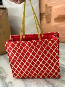 Sac fourre-tout élégant en soie rose fait main avec broderie en treillis doré, parfait pour les mariages, les occasions festives et les célébrations ethniques - Product Image 2