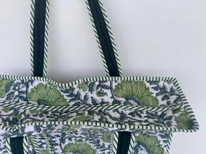 Bolso Tote de Algodón Acolchado con Diseño Floral Verde Boho, 17x14 Pulgadas, Hecho a Mano, con Correa para Hombro, Bolsillo Interior, Lavable y Reutilizable - Product Image 4