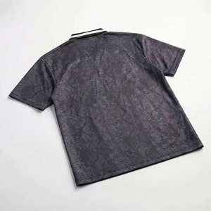 Polo de rendimiento con estampado oscuro y cuello de punto en contraste, estampado en el pecho, tela transpirable, para equipos y estilo de vida, OEM / Marca Privada - Product Image 2