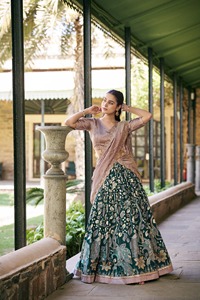 ชุดเลเฮนกาผ้าไหมพิมพ์ลายคาลัมคารีสวยงาม พร้อมผ้าคลุมไหล่และเสื้อท่อนบนแบบยังไม่เย็บติดกัน คอลเลคชั่นที่สวยงาม - Product Image 4