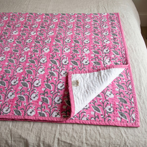 Colcha Floral Rosa Hecha a Mano, Cubrecama Reversible de Algodón, Decoración del Hogar con Puntada Kantha Tradicional - Product Image 1