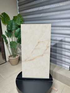 กระเบื้องพอร์ซเลนลายควอตซ์ไซต์คริสตัลโล ออโร ลักชัวรี ครีมโกลด์ ขนาด 600x1200 มม. หนา 8.5 มม. สำหรับสระว่ายน้ำ - Product Image 2