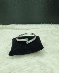 Bracelet en argent plaqué pour femme, forme poire, serti de pierres, style américain, pour réceptions et soirées. - Product Image 2