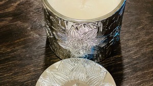 Nuevo diseño de portavelas de aluminio plateado con relieve y tapa, con patrón floral, para velas de cera de soja perfumadas, se ofrece personalización. - Product Image 4