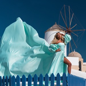 Vestido de noche largo de satén verde menta acuático para mujer, con hombros descubiertos, mangas abullonadas, abertura alta y cola fluida. - Product Image 2