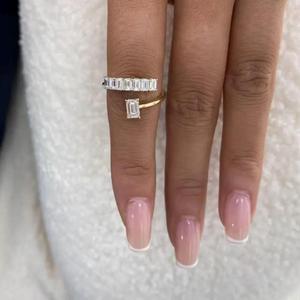 Anillo envolvente de diamante talla esmeralda, anillo abierto de diamante cultivado en laboratorio, anillo de compromiso de oro, banda minimalista de diamante esmeralda, anillo fino personalizado - Product Image 2