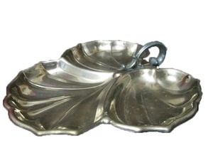 Assiette minimaliste en acier inoxydable argenté en forme de feuille, idéale pour servir des fruits coupés avec style, pour embellir la table à manger, en provenance d'Inde. - Product Image 2