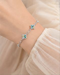 Elegante pulsera tipo station en oro blanco de 18 quilates con motivos florales y diamantes cultivados en laboratorio de colores vibrantes en tonos azul, amarillo y verde. - Product Image 6