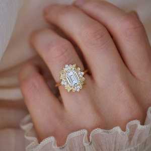 Anillo de compromiso de oro de 14k con diamante cultivado en laboratorio de corte esmeralda de 2.20ctw, estilo Art Deco, con mosaico de racimo redondo, venta al por mayor, directo de fábrica. - Product Image 2