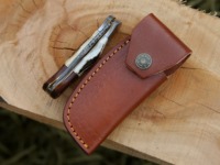 Couteau pliant artisanal en acier damas, manche en corne et bois, avec étui en cuir