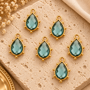 Pendentif en quartz topaze bleue facetté en forme de poire, avec monture dorée, pour la fabrication de colliers, bracelets et boucles d'oreilles - Product Image 1