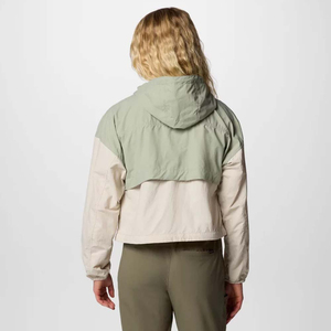 Chaqueta cortavientos impermeable para mujer diseñada para brindar cobertura resistente a la intemperie y protección cómoda durante la lluvia ligera. - Product Image 2