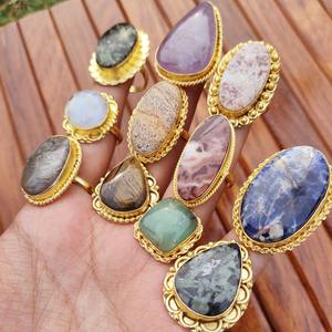 Anillo de latón estilo bohemio multicolor con piedras preciosas naturales para meditación, sanación energética y regalos. Disponible para exportación. - Product Image 2