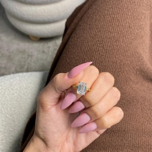 แหวนหมั้นเพชรทรงเอเมอรัลด์สำหรับผู้หญิง ทองคำแท้ 18K แบบฝังหนามเตย สไตล์คลาสสิก - Product Image 6