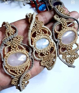 Bracelet en macramé ajustable avec pierres de labradorite multicolores ovales et chatoyantes, idéal pour une meilleure amie - Product Image 4