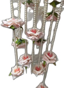 Guirlande suspendue souple faite à la main en roses artificielles et perles de plastique, décoration florale perlée pour mariage, Mehndi, Haldi, Puja, toile de fond - Product Image 3