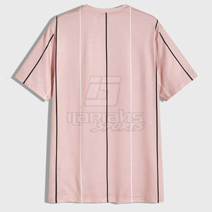 เสื้อยืดคอกลมแขนสั้นผู้ชายสีชมพูพร้อมดีไซน์ลายแถบสีดำ แห้งเร็ว ทรงปกติ ใส่สบาย - Product Image 2