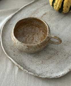 Ensemble de tasses en céramique élégantes de fabrication indienne, durables et compatibles micro-ondes, pour le thé et le café, disponibles à prix abordable par UO - Product Image 5