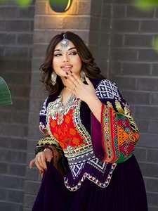 Robe traditionnelle afghane Kuchi pour femmes, robe décontractée en velours violet, pantalon rouge, tenue maxi brodée colorée et élaborée - Product Image 6
