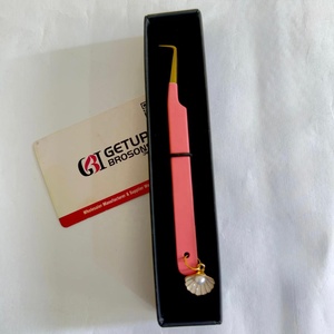 Pinzas para Pestañas GETUP BROSONS de Acero Inoxidable, Color Rosa, Punta Suave, Herramienta de Precisión con Adorno de Perla y Agarre Perfecto en Caja Personalizada - Product Image 2