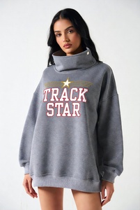 Sudadera Oversize Verde Oliva para Mujer con Botones a Presión, Cuello Simulado, Estampado Gráfico Trackstar, Top Grueso Tipo Pullover - Product Image 3