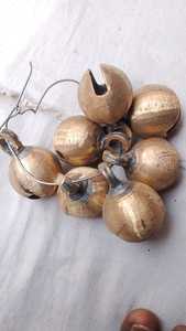 Campanas rústicas premium con un acabado de latón vintage, hechas a mano, ecológicas y perfectas para los mercados globales de hogar y jardín. - Product Image 2