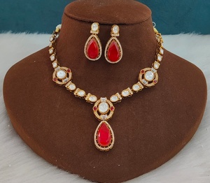 Collar de moissanita Polki de calidad premium con hermosos pendientes, perfecto para fiestas y oficina, diseño elegante y con clase. - Product Image 1