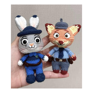 99 GOLD DATA 99 Catarina Poupées Amigurumi au crochet en forme de mouton, avec robe verte, sac à dos, jouet en peluche 3D doux, style dessin animé et mode, porte-clés mousqueton - Product Image 1