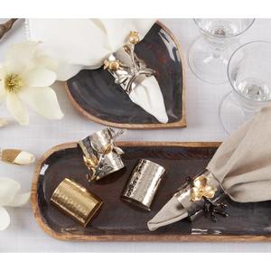 Anneau de serviette élégant en forme de fève de cacao dorée, texture martelée avec finition argentée, idéal pour les mariages, les événements et l'usage domestique, provenant d'Inde. - Product Image 2