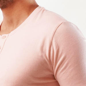 เสื้อยืดเฮนลีย์แขนสั้นทรงเข้ารูปสำหรับผู้ชาย พิมพ์โลโก้แบรนด์ตามสั่ง เหมาะสำหรับใส่ทำงาน ผ้าคอตตอน 100% เนื้อเจอร์ซีย์อย่างดี มีกระเป๋าเสื้อ - Product Image 4