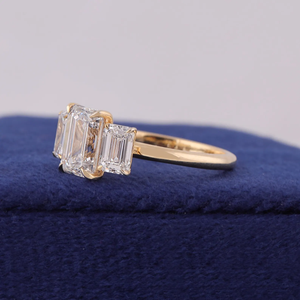 Anillo de compromiso con diamante de corte esmeralda para mujer, estilo clásico, oro amarillo, diamantes cultivados en laboratorio con certificación IGI - Product Image 3