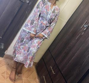 Robe longue en coton écologique à col en V et motif floral, idéale pour la plage, les soirées et la mode – Collection Tendance - Product Image 2