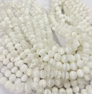 Perles rondes en selenite de qualité supérieure, provenant de l'usine Rare Gems, certifiées par un tiers du Rajasthan, pour la fabrication de bijoux, longueur de 15,5 pouces. - Product Image 1