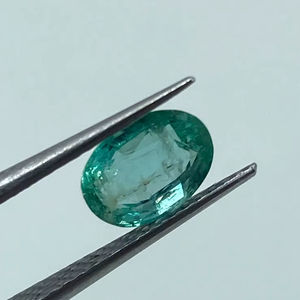 พลอยมรกตธรรมชาติคุณภาพสูงจากแซมเบีย รูปทรงวงรี ขนาด 5.20x7.20 มม. น้ำหนัก 0.95 กะรัต - Product Image 1