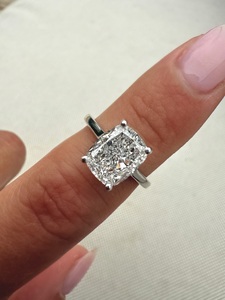 Anillo de compromiso de oro de 14k con halo oculto y diamante de laboratorio de 3 quilates con corte cojín, certificado IGI. - Product Image 1