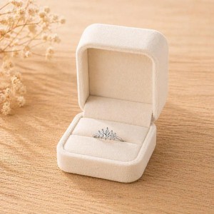 Magnifique bague de fiançailles en or massif 10K 14K 18K avec diamant de laboratoire taille marquise certifié IGI, couleur DEF, clarté VS VVS, et cinq pierres. - Product Image 5