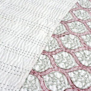 Couette Kantha ethnique fabriquée à la main, réversible ultra douce et parfaite pour tous les climats - Product Image 4