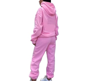 Ensemble de survêtement streetwear personnalisé OEM pour femme, 2 pièces, coupe classique, haut court, pantalon de survêtement en toile écologique à motif - Product Image 3