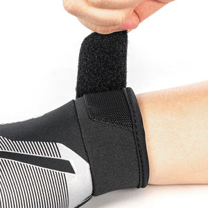 Gants de receveur de football américain, design durable et léger avec technologie d'adhérence avancée pour les athlètes - Product Image 4