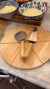 Plato Ecológico de Madera para Pizza y Filetes |   Tabla de servir de madera hecha a mano - Product Image 4