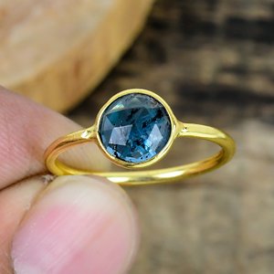 Anillo de Zafiro Azul Natural de 5mm, Gema Redonda, Oro de 18k sobre Plata de Ley 925 - Product Image 1
