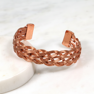 Bracelet manchette en fil de cuivre tressé, design ouvert moderne, bijoux artisanaux en métal - Product Image 4