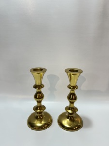 Ensemble de 2 bougeoirs modernes en laiton doré et aluminium, avec base en dôme et coupelle en forme de tulipe, pour bougies coniques, décoration de table minimaliste - Product Image 4