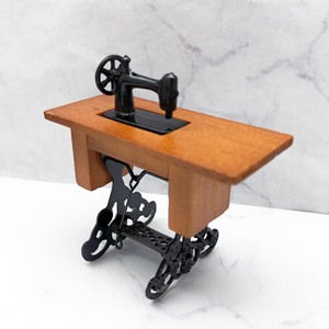<b>Mini</b> Vintage Sewing Machine Model Dollhouse Decoration Miniature <b>Desk</b> Ornament Retro Craft Display for age 14+ - Product Image 1