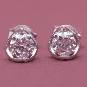Boucles d'oreilles clous rondes serties de diamants de laboratoire certifiés IGI en or 18 carats |   Boucles d'oreilles minimalistes en diamant - Product Image 1