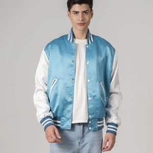 Chaqueta Varsity Deportiva Unisex Personalizada al por Mayor, Bordada, Color Azul Newark, Cuerpo Blanco, Mangas Blancas, Satinada, Reversible, Resistente al Viento - Product Image 3