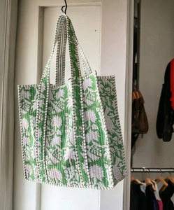 Sac fourre-tout matelassé vert à fleurs pour femme, sac à main à bandoulière rembourré en coton doux pour les voyages et l'usage quotidien - Product Image 3